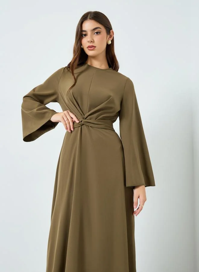 ستايلي فستان ميدي بحافة واسعة وتفاصيل ملفوفة من الأمام